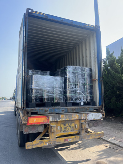 コンテナに積み込まれてインドに輸送される